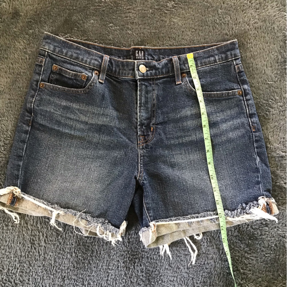 Gap Jean Shorts 5” Inseam Dark Blue Wash with Frayed Cuff Size 30 - Picture 3 of 8